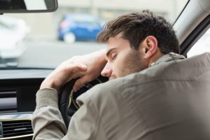 homme qui conduit dans un état de fatigue