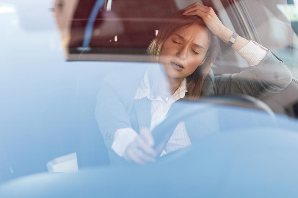 Femme fatigué qui conduit