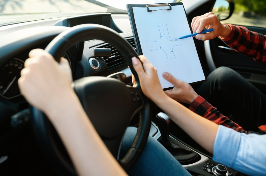 Eleve en plein leçon de conduite à Saint-Etienne